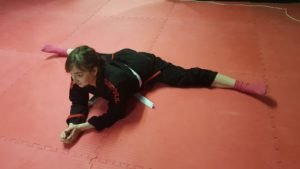 Démonstration de souplesse en grand écart Par Emilie